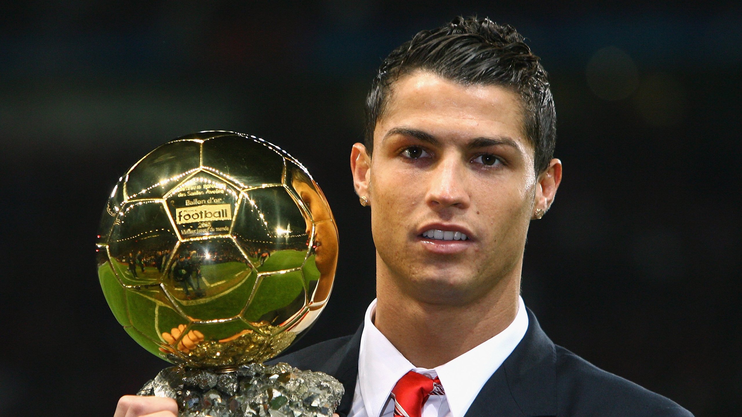 “英超争夺激烈，球队为冠军奋战到底”，“英超”